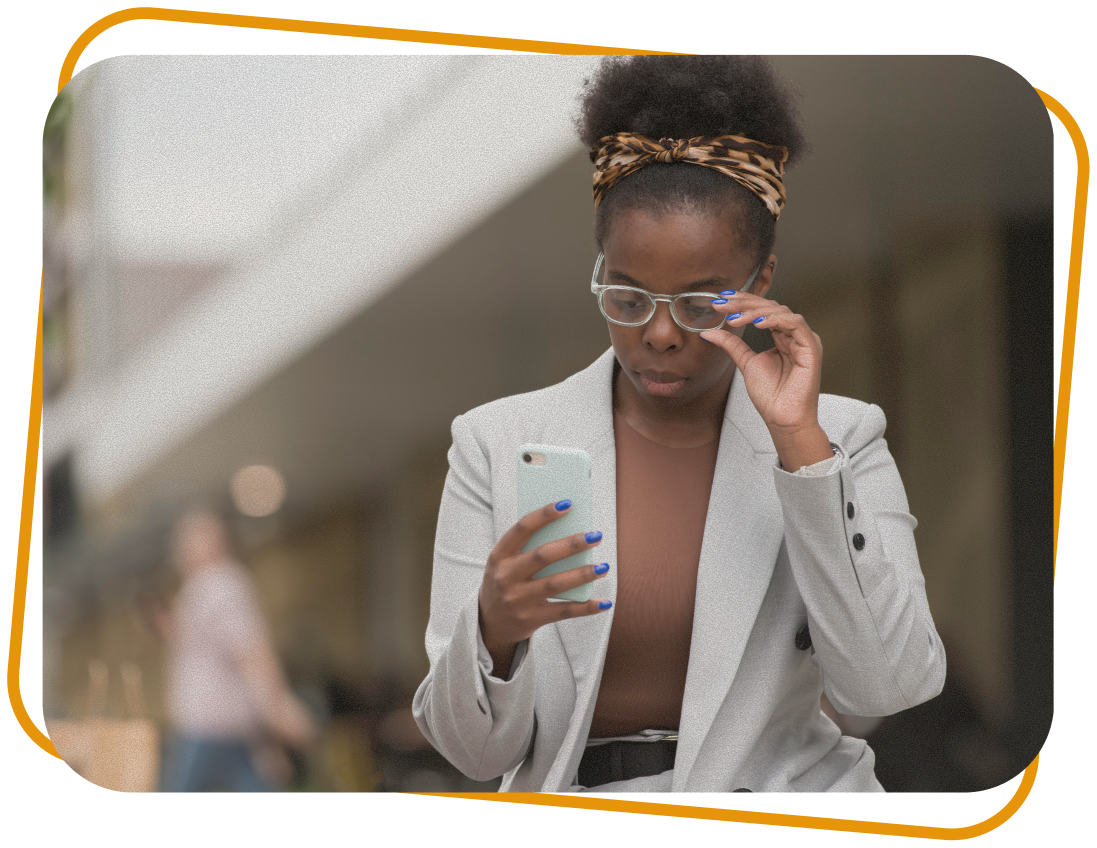 Une cliente vérifie son identité depuis son téléphone